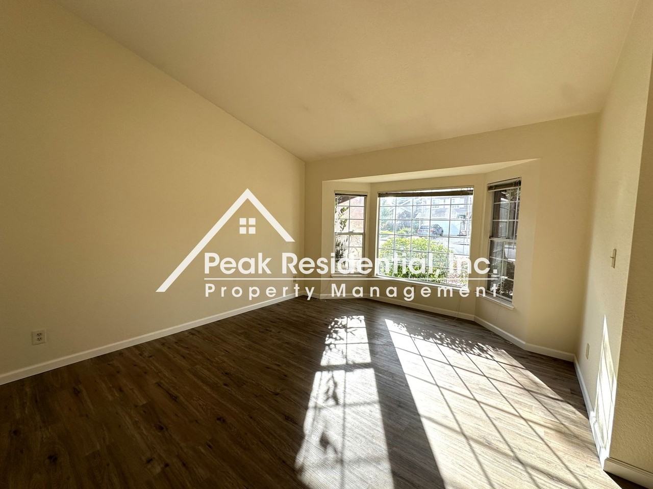 1448 Deerfield Cir - Photo 4 of 33