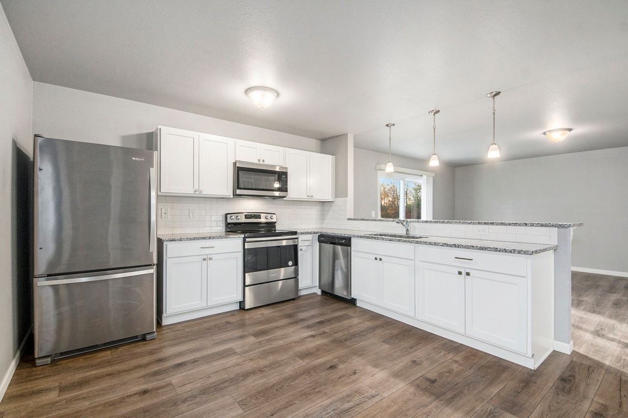 2214 Macatawa Ln - Photo 2 of 23