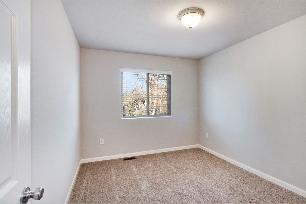 2212 Macatawa Ln - Photo 6 of 17