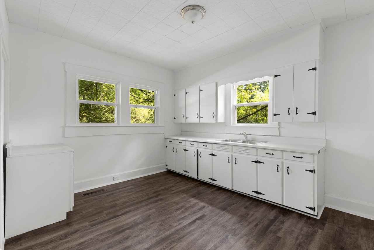 405 Swann Dr - Photo 2 of 15