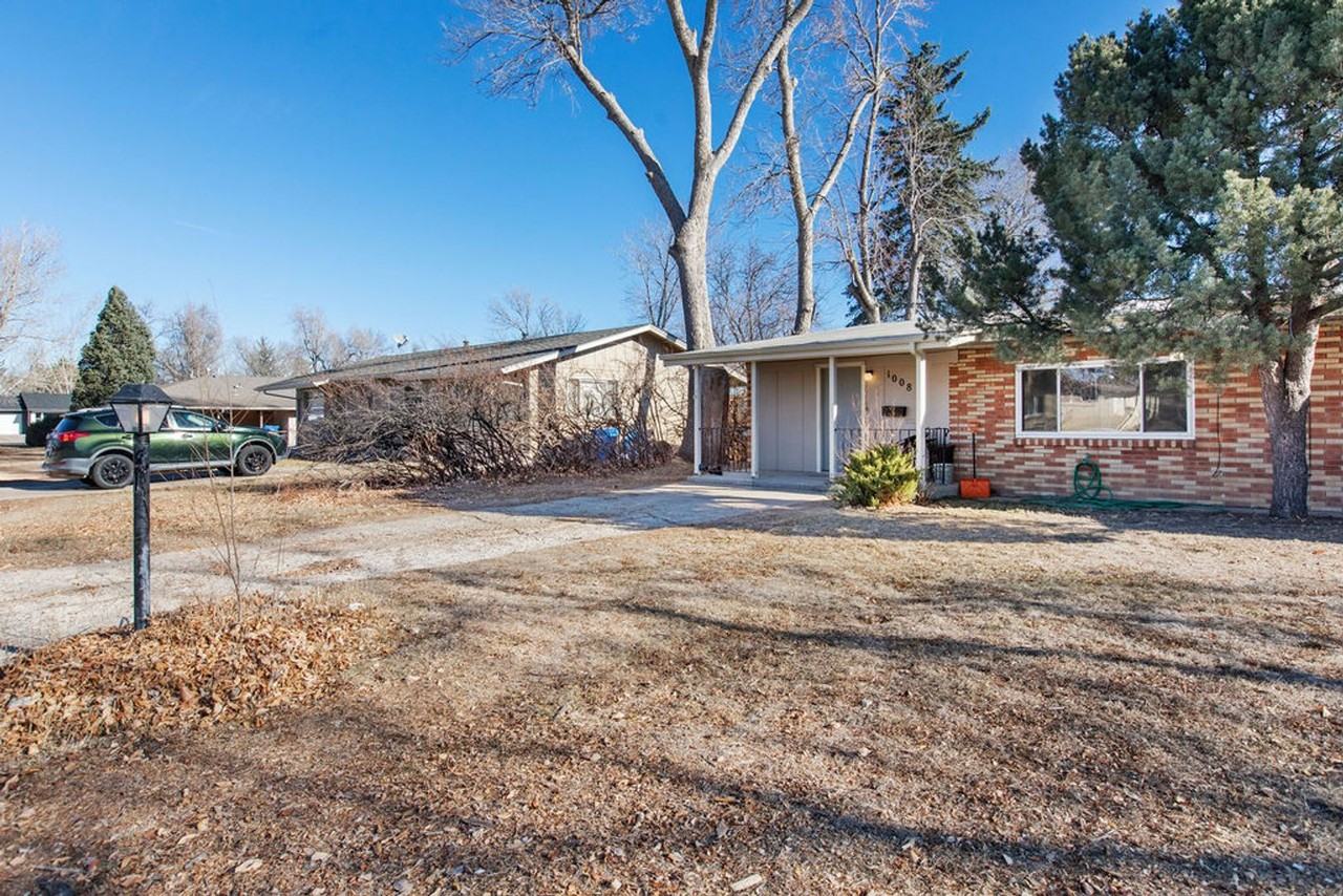 1008 Castlerock Dr - Photo 2 of 25