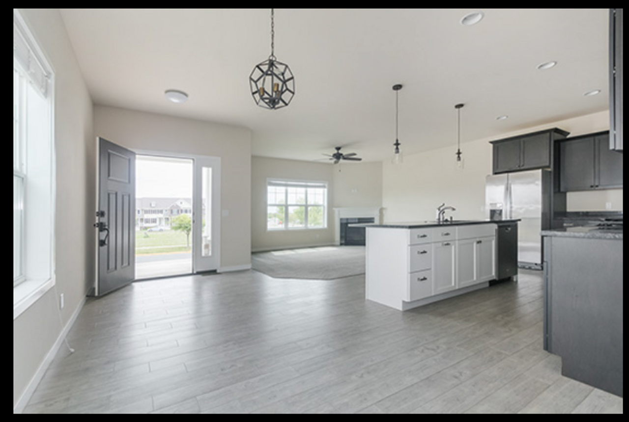 Beautiful 3 bed condo AVAILABLE NOW - Photo 2 of 18