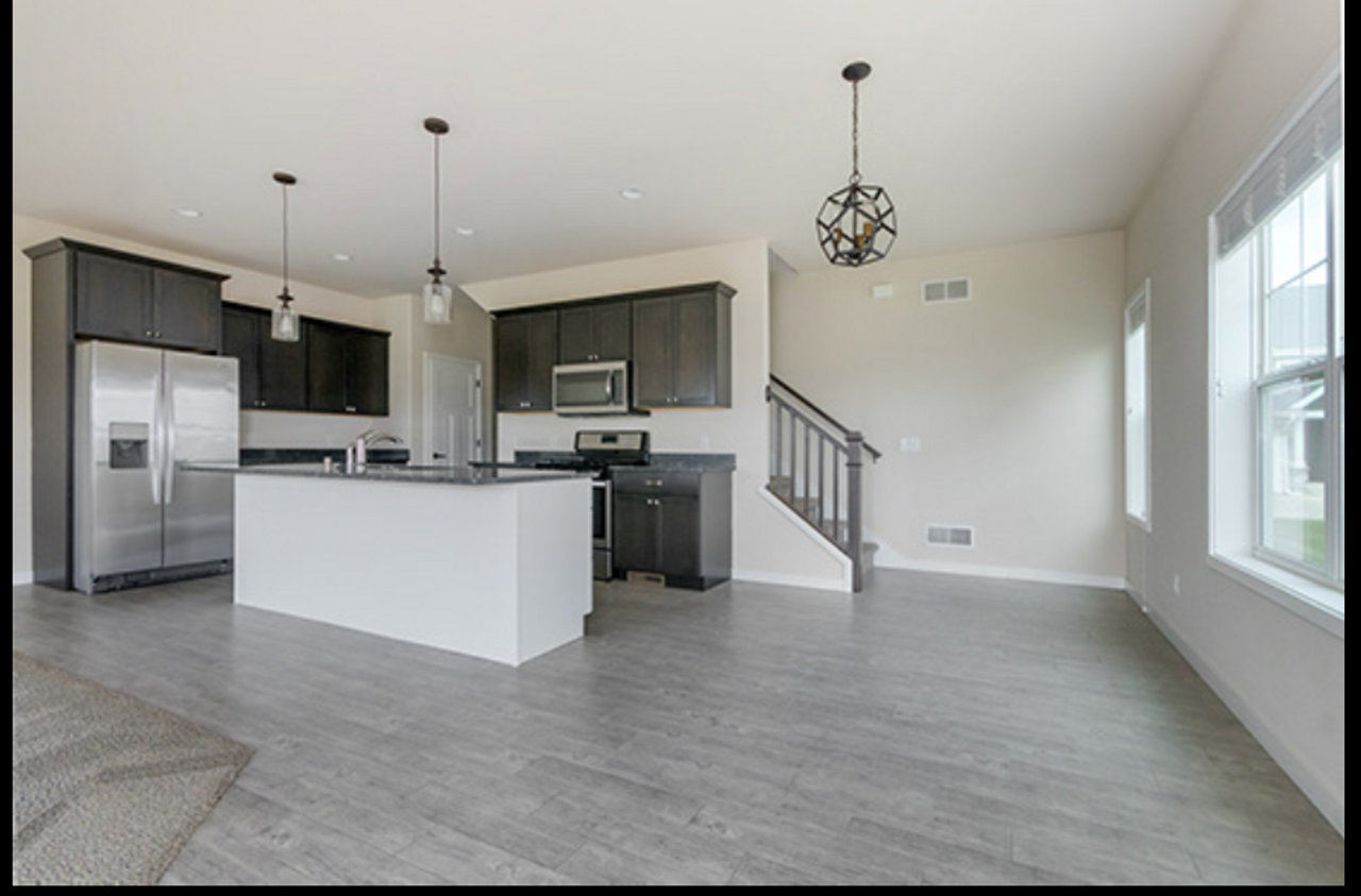 Beautiful 3 bed condo AVAILABLE NOW - Photo 3 of 18