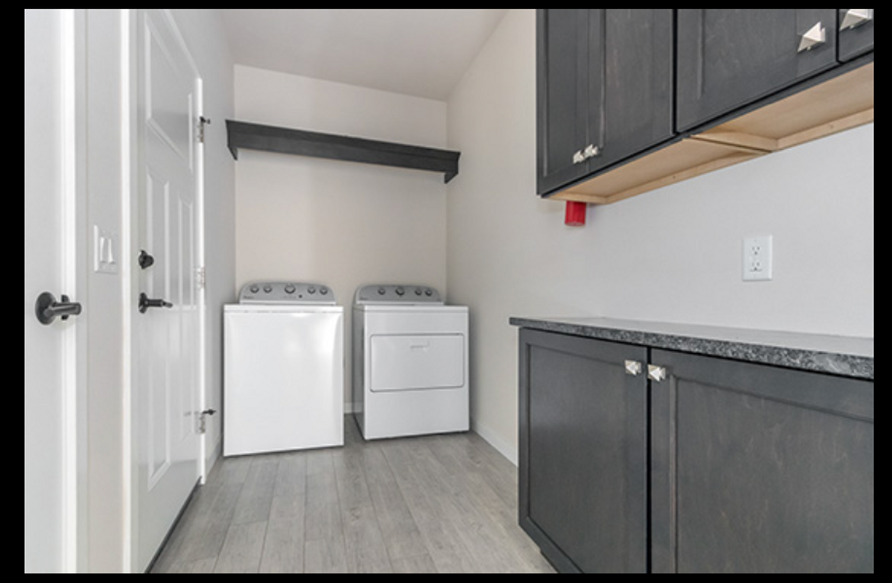 Beautiful 3 bed condo AVAILABLE NOW - Photo 4 of 18