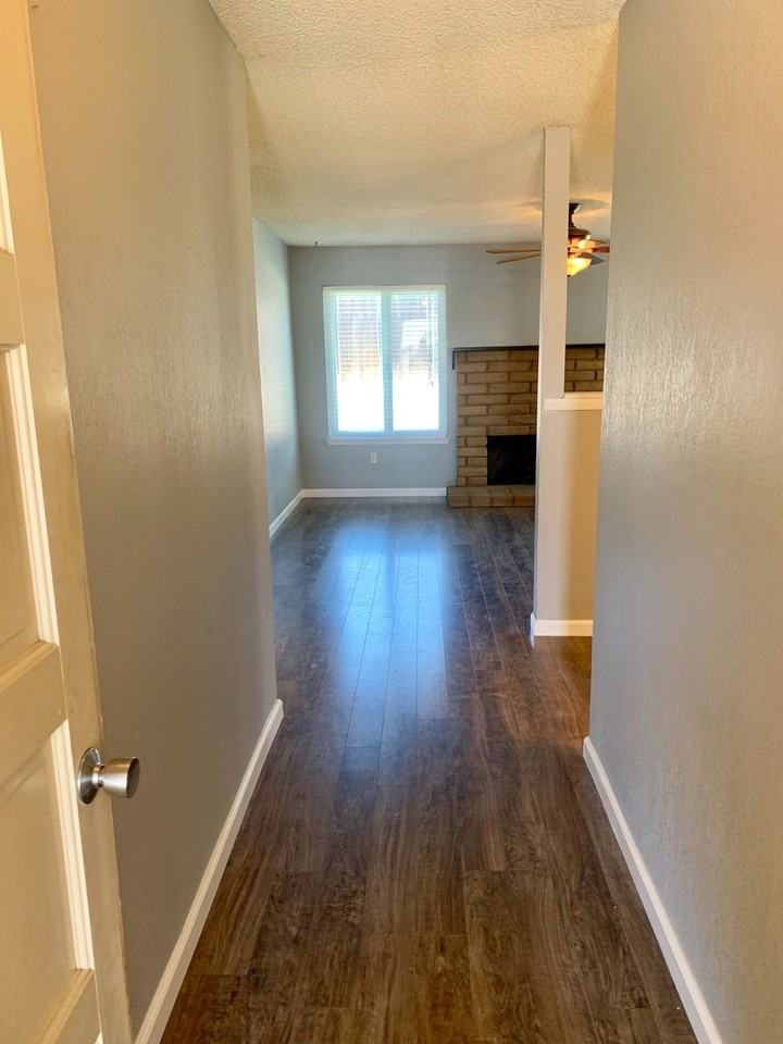 441 Janice St - Photo 3 of 22