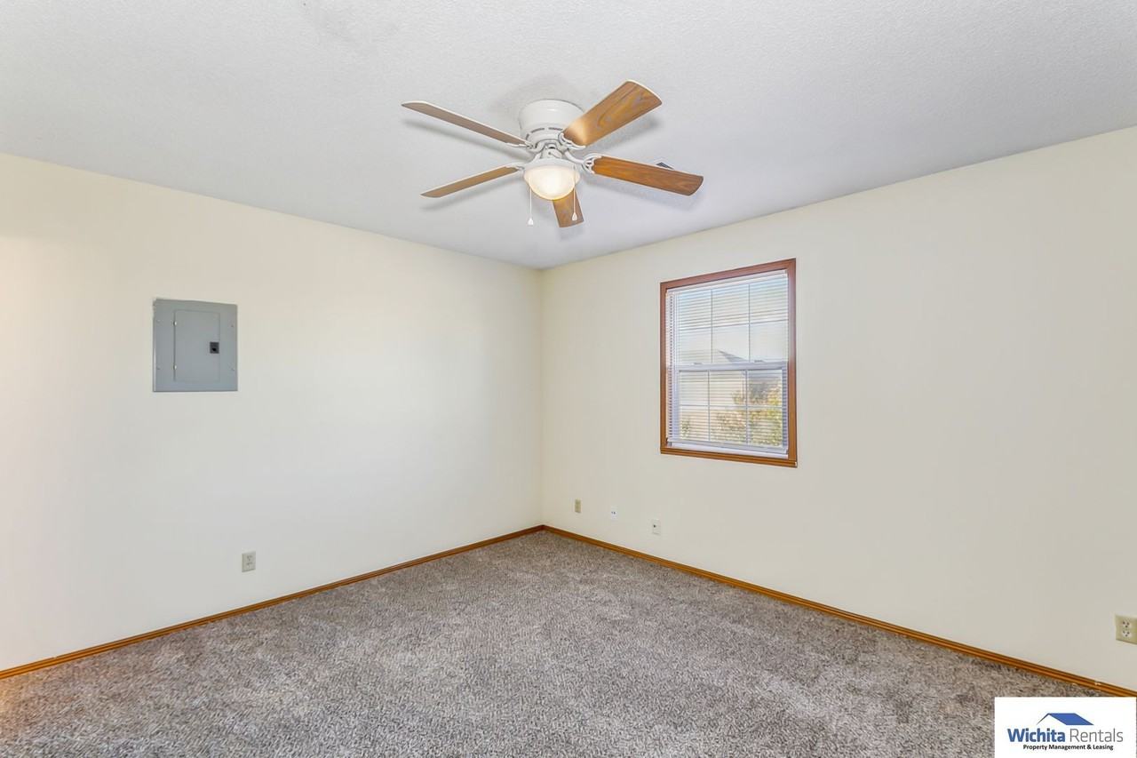 327 N Zachary Dr - Photo 3 of 11