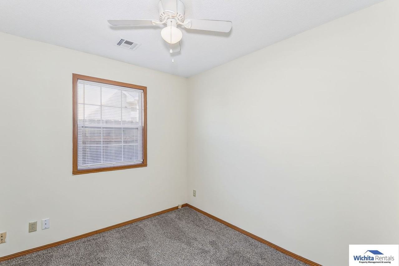327 N Zachary Dr - Photo 7 of 11