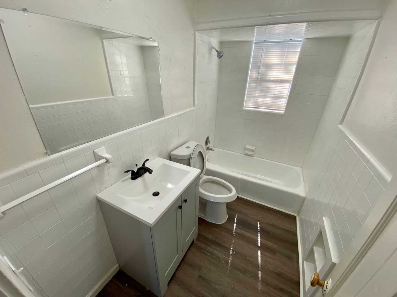 1901 26th St - Photo 4 of 10
