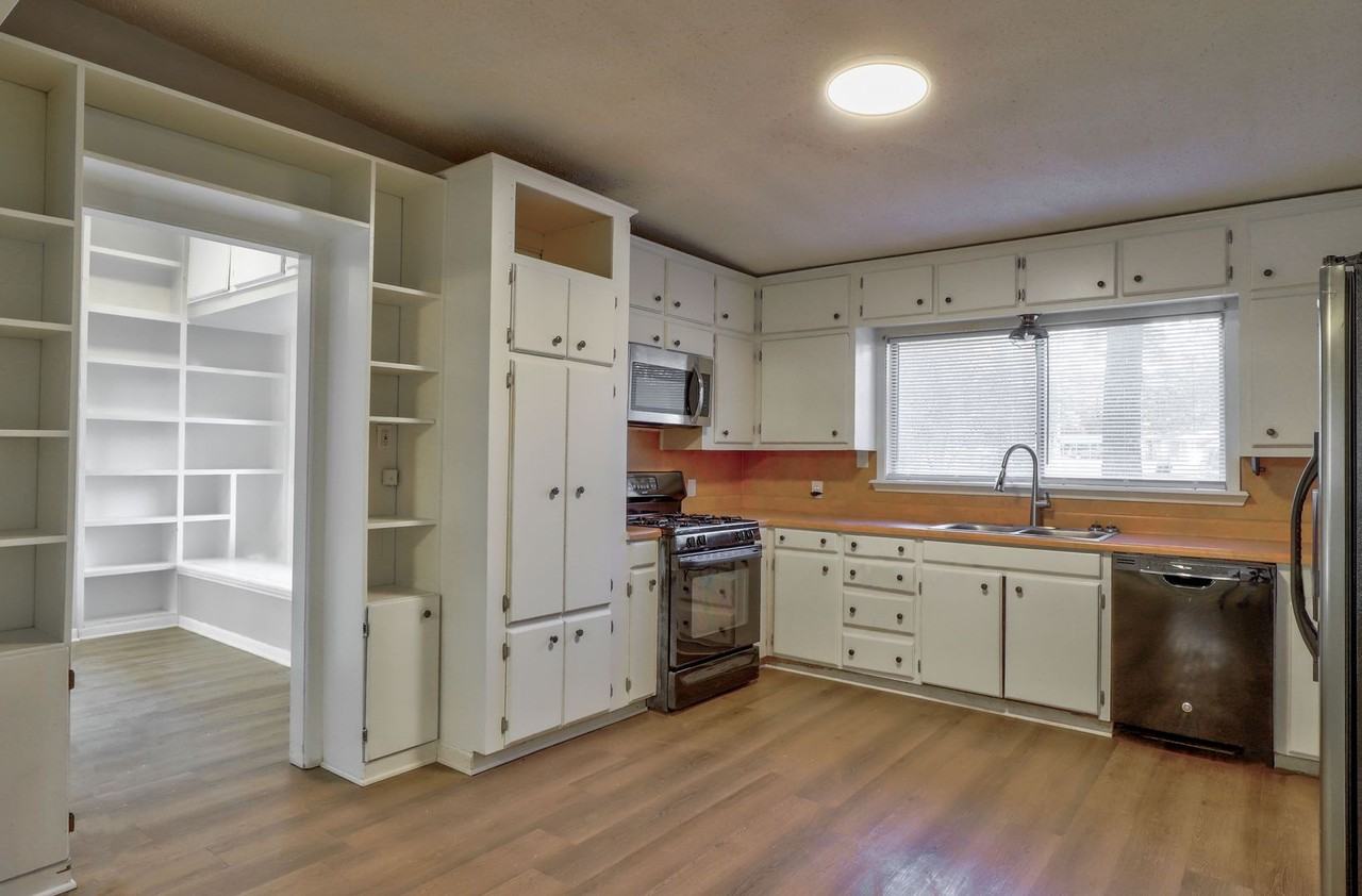 420 Esther St - Photo 5 of 13