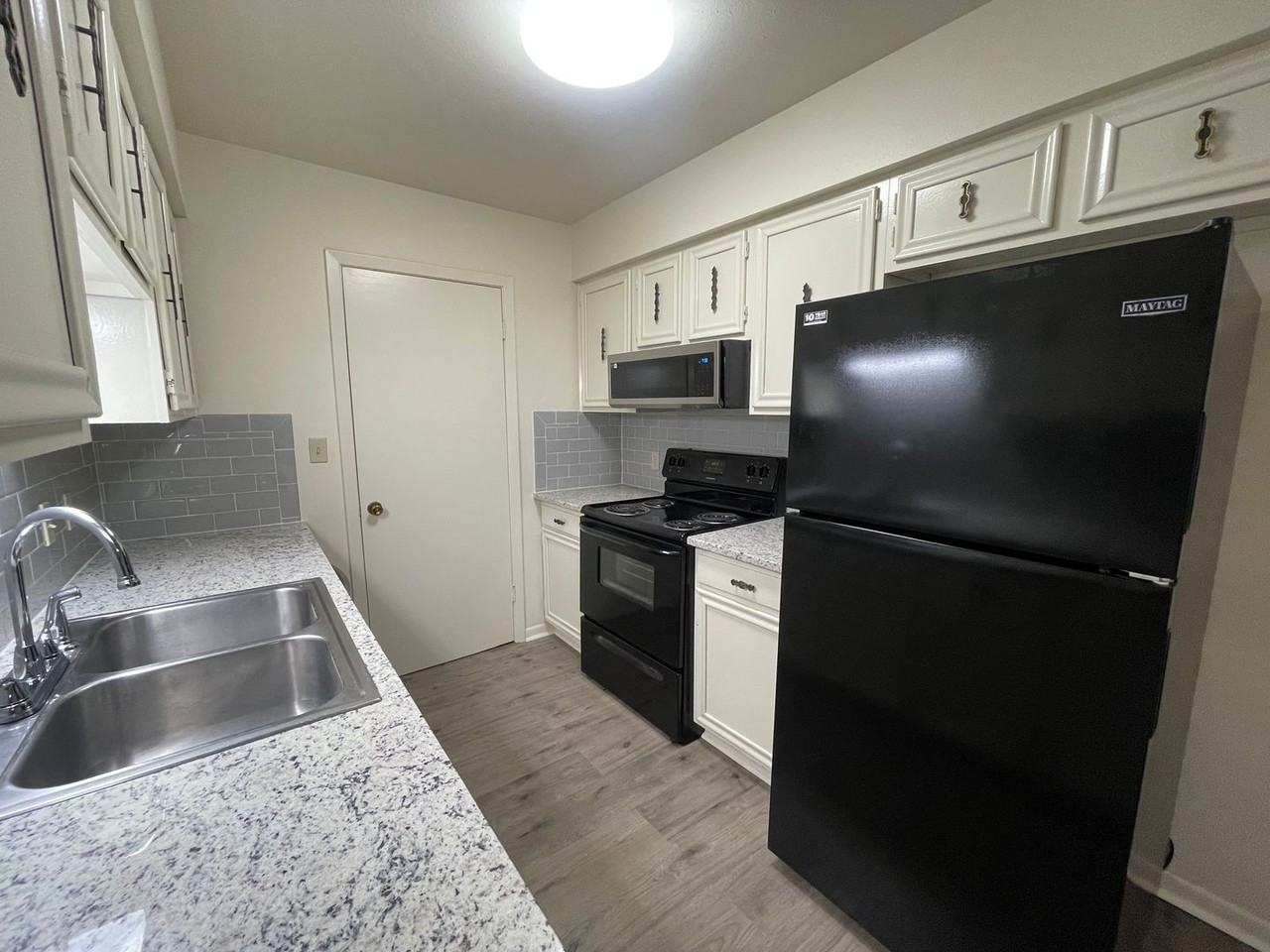 10101 Carlsbad Dr - Photo 4 of 15