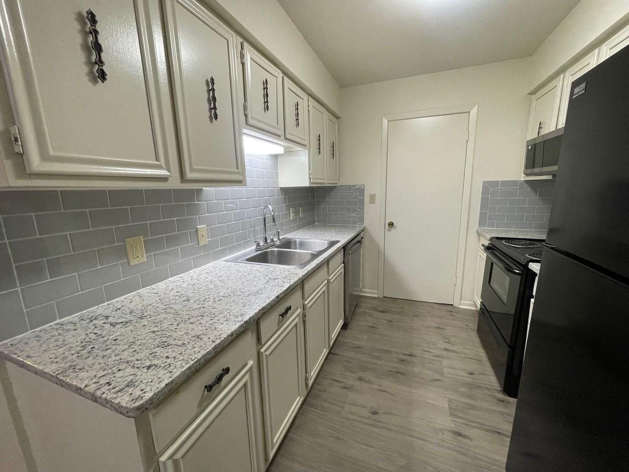 10101 Carlsbad Dr - Photo 5 of 15