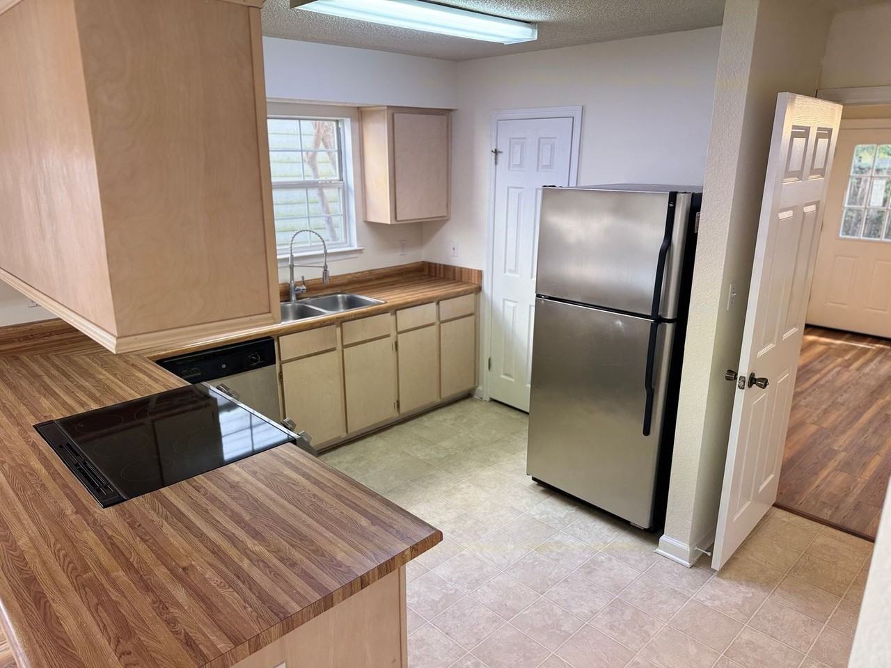 2511 Golden Park Ln - Photo 6 of 13