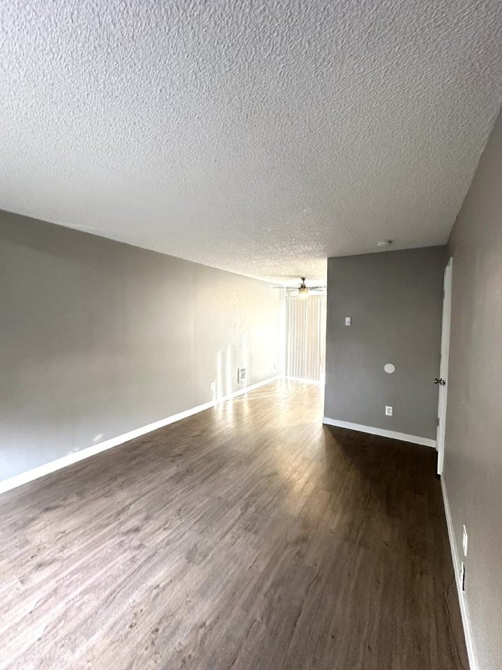 3010 Kauffman Ave #B - Photo 3 of 14