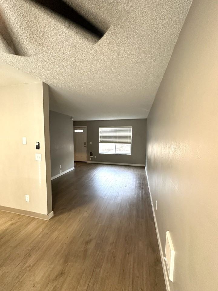 3010 Kauffman Ave #B - Photo 4 of 14