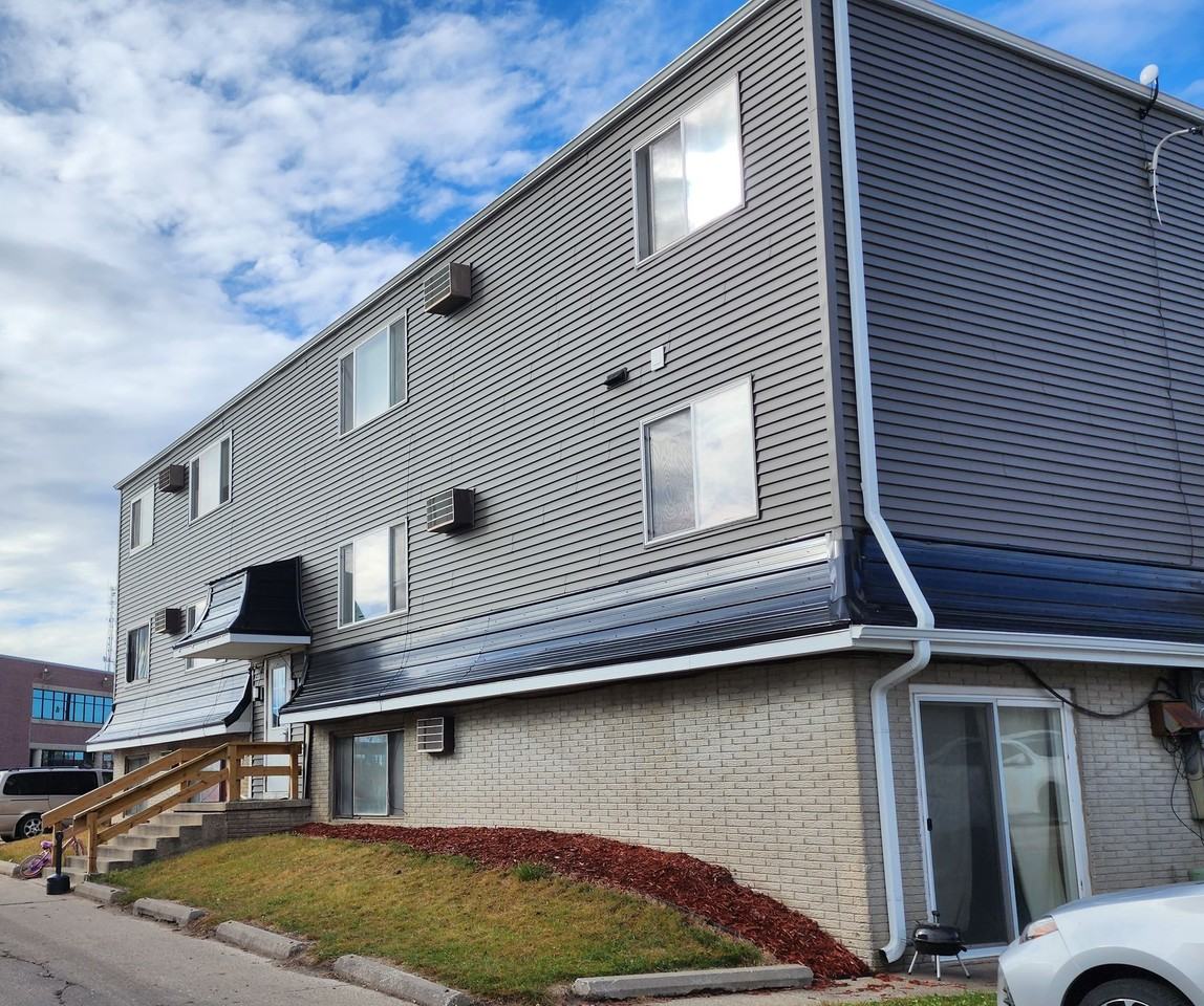 Clark St Apartments - Photo 2 of 34