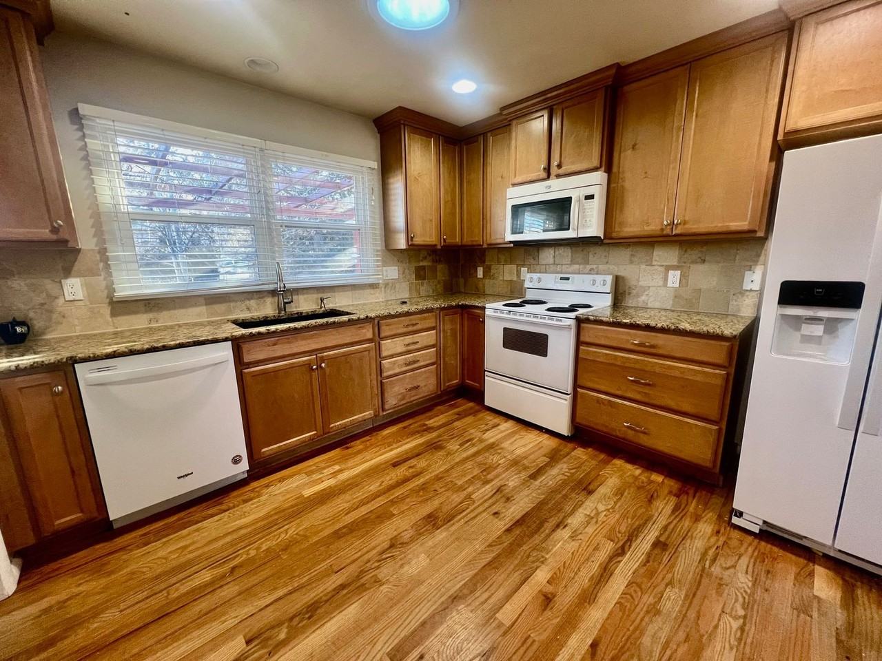 2427 N Logan Ave - Photo 2 of 15