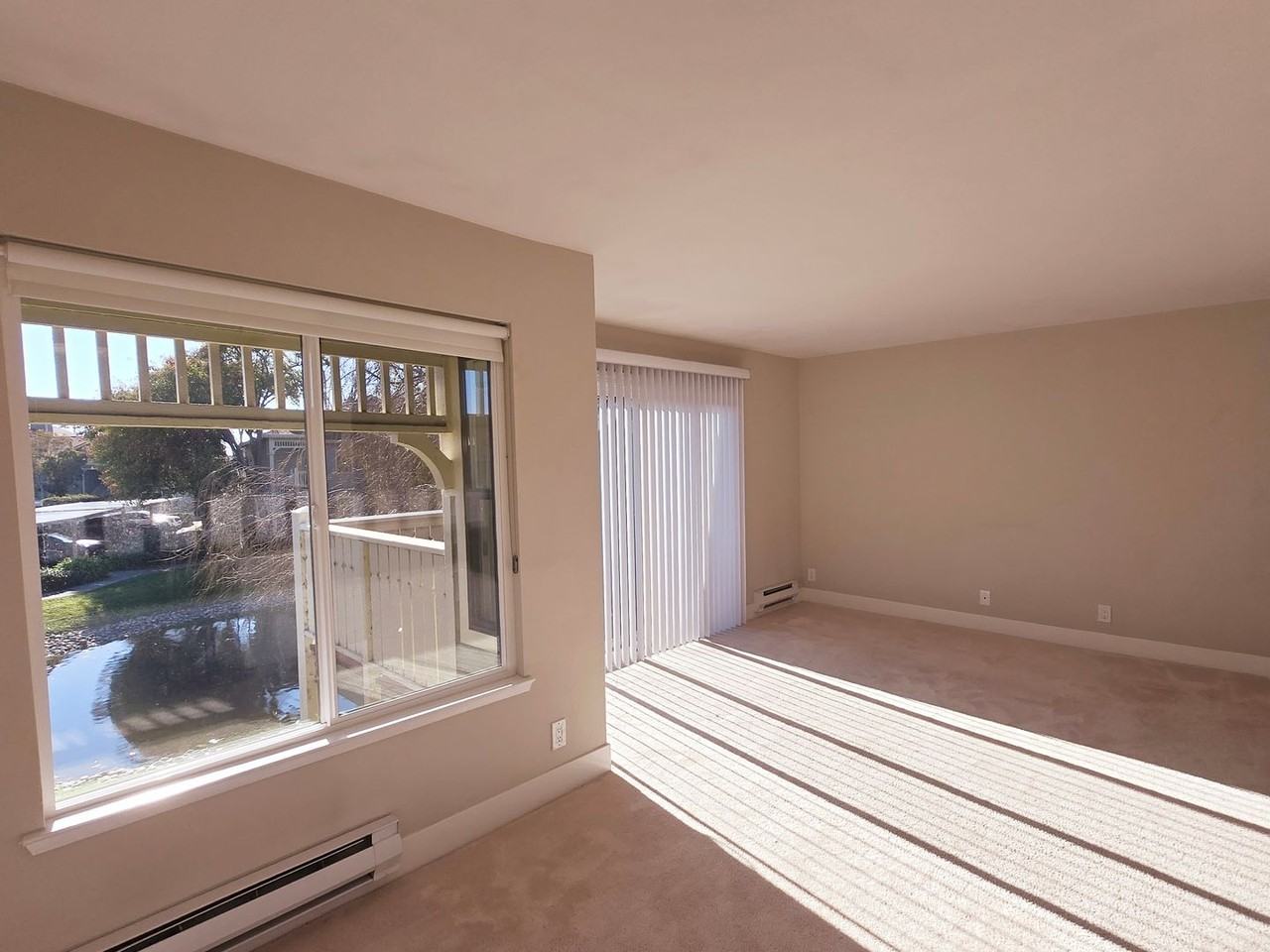 160 Lakeshore Ct - Photo 2 of 31