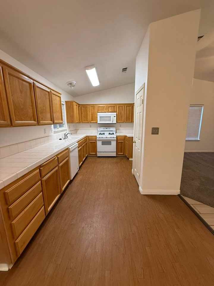 419 Dovecotes Ct - Photo 3 of 13