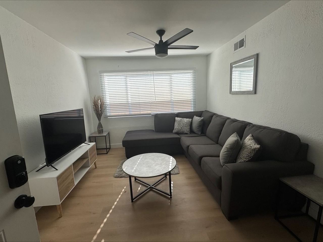 Renovated 2 Bedroom Apartment - Photo 2 of 3