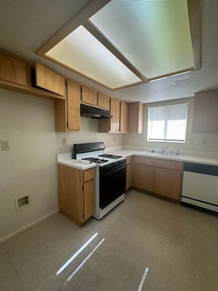 15682 Bear Valley Rd - Photo 6 of 38