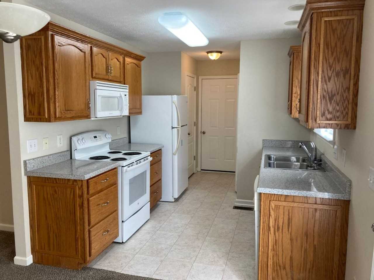 1013 Creekview Dr - Photo 3 of 12