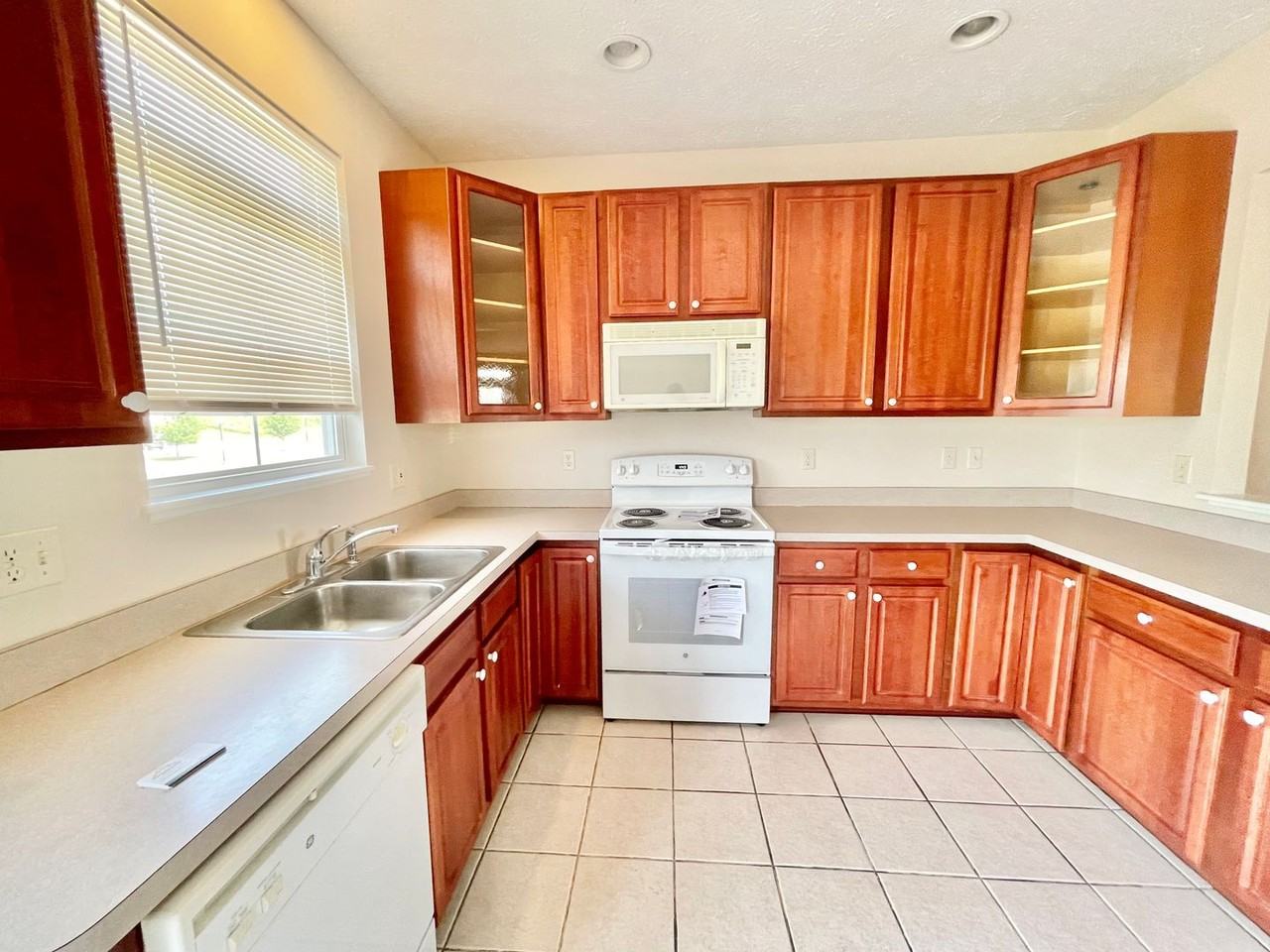 359 California Ave - Photo 6 of 28