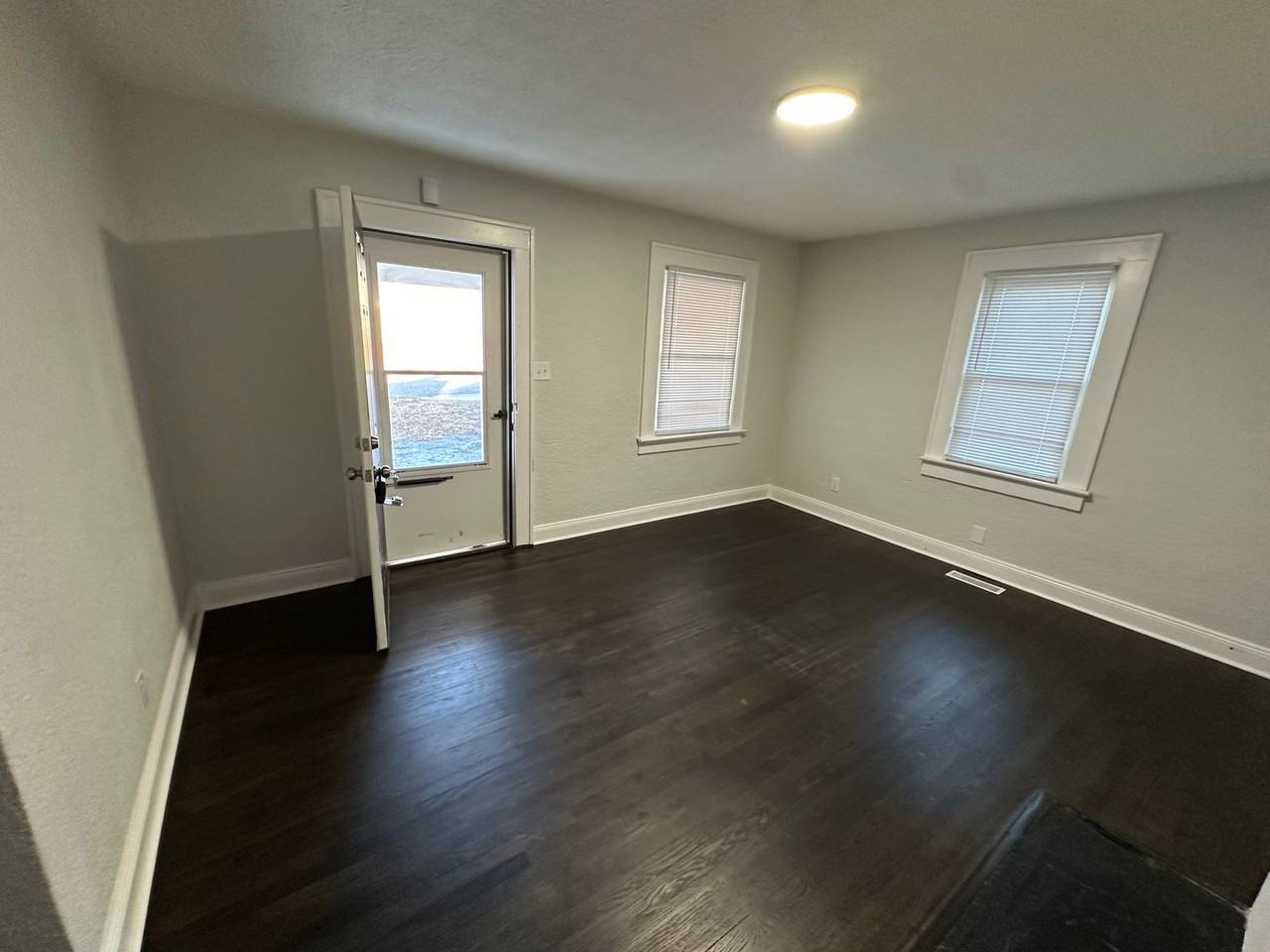 1103 Pershing St - Photo 7 of 22