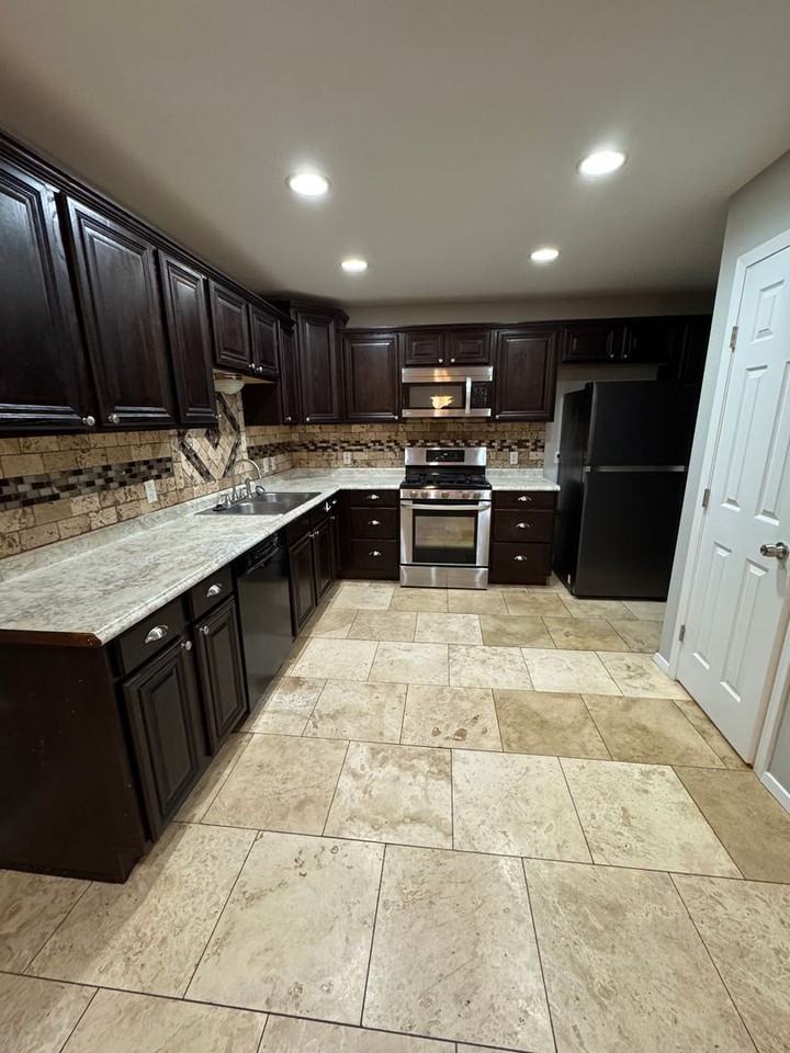 1623 Maria St - Photo 4 of 13