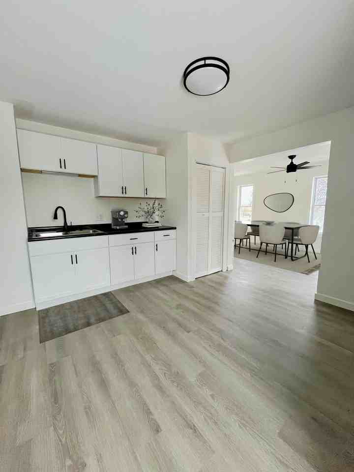 608 E Bridge St - Photo 3 of 11