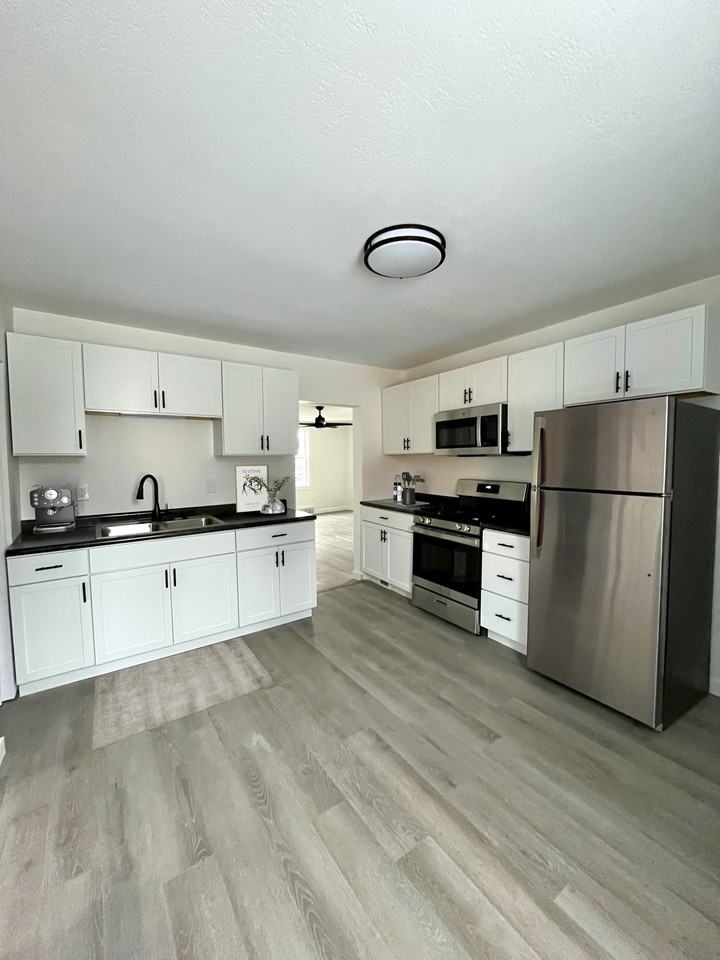 608 E Bridge St - Photo 3 of 10