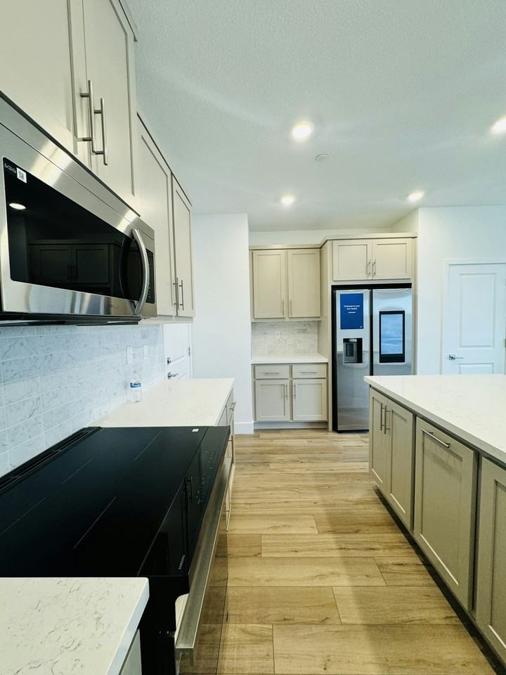 268 North Oceanside Drive - Photo 3 of 31