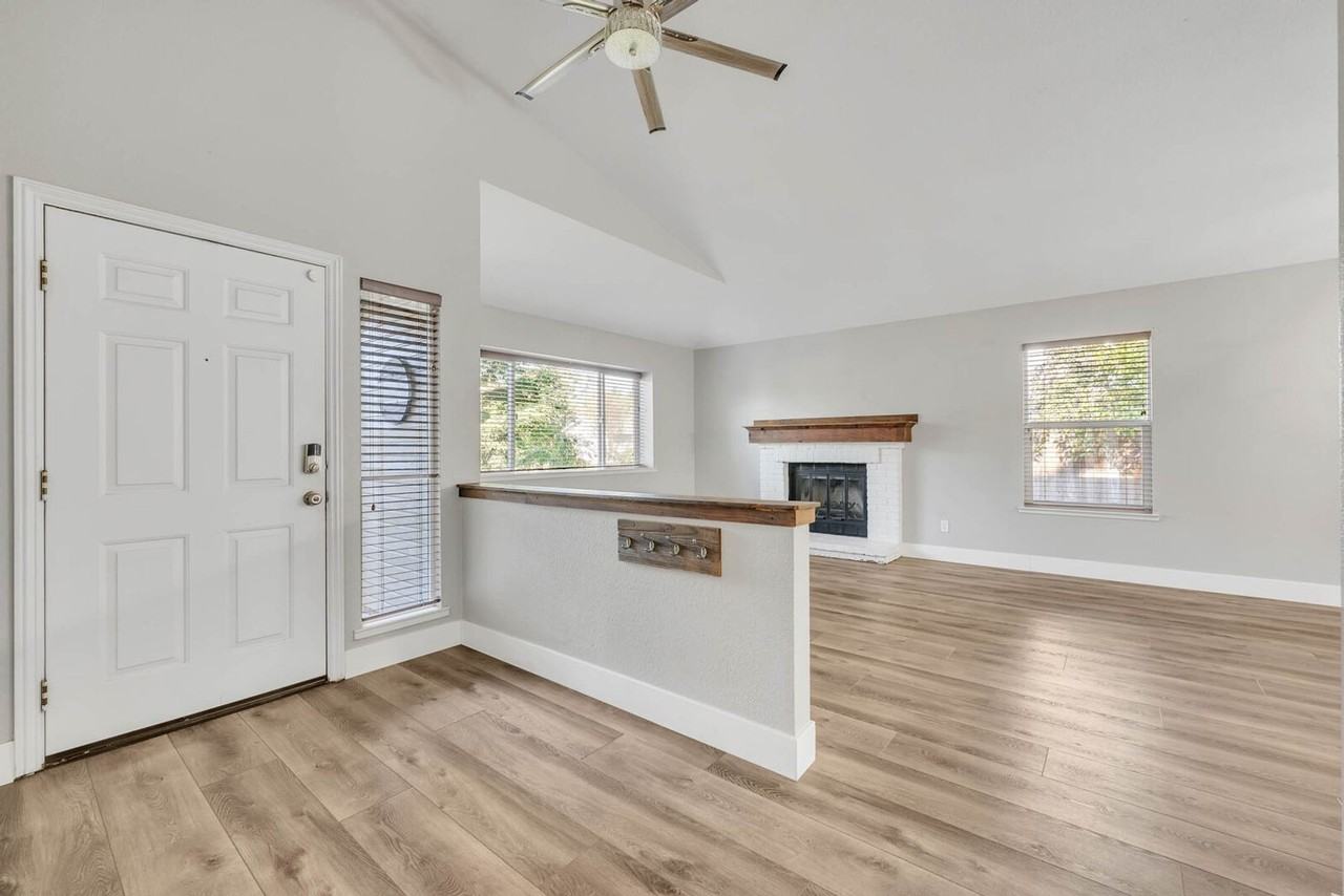 827 Stetson Way - Photo 3 of 31