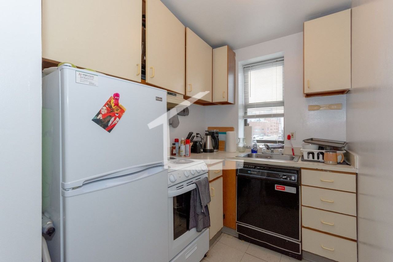 825 Beacon St - Photo 4 of 5