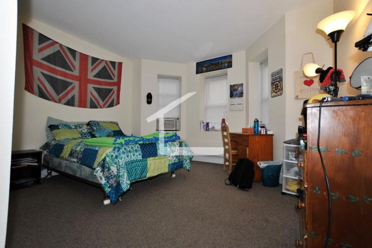 827 Beacon St - Photo 2 of 7