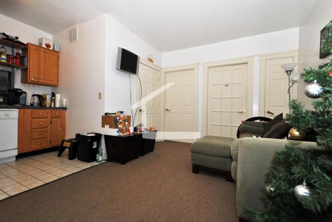 827 Beacon St - Photo 4 of 7