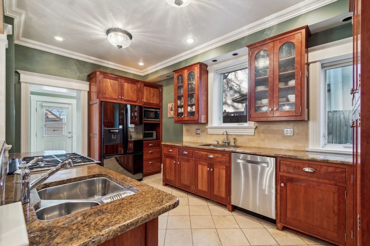 935 S Pennsylvania St - Photo 4 of 22