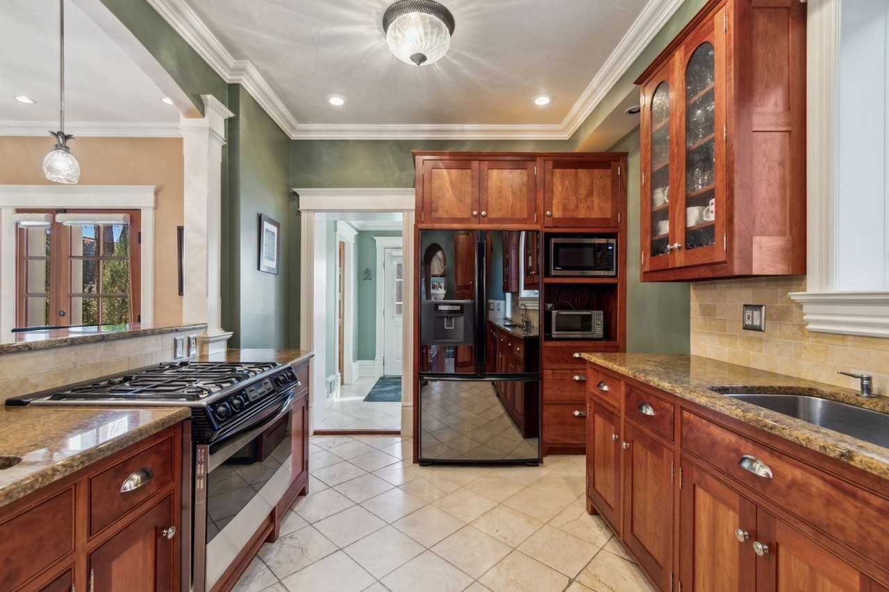 935 S Pennsylvania St - Photo 3 of 22