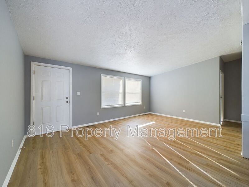 4220 E 45th Ter - Photo 2 of 19