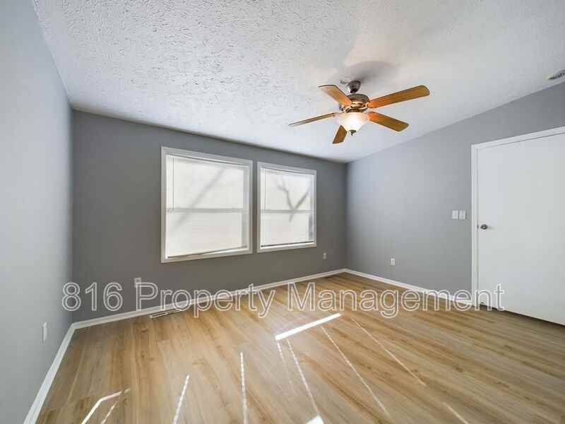 4220 E 45th Ter - Photo 3 of 19