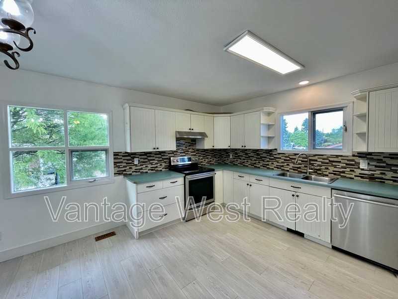 240A Wallace Rd - Photo 3 of 37