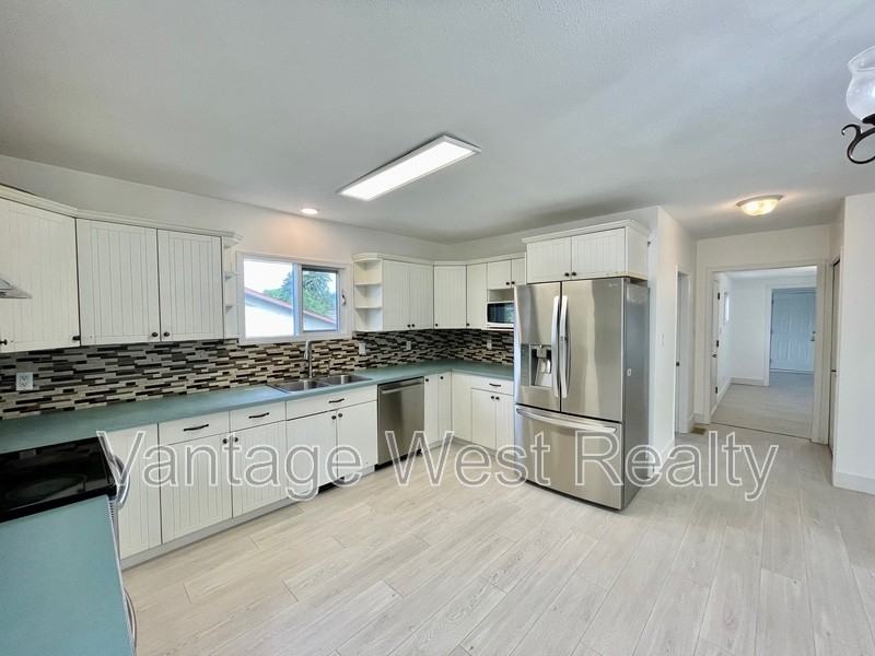 240A Wallace Rd - Photo 4 of 37