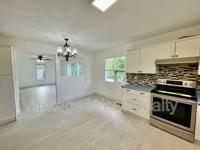 240A Wallace Rd - Photo 6 of 37