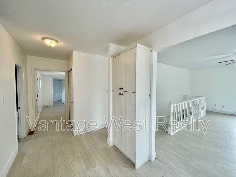 240A Wallace Rd - Photo 7 of 37