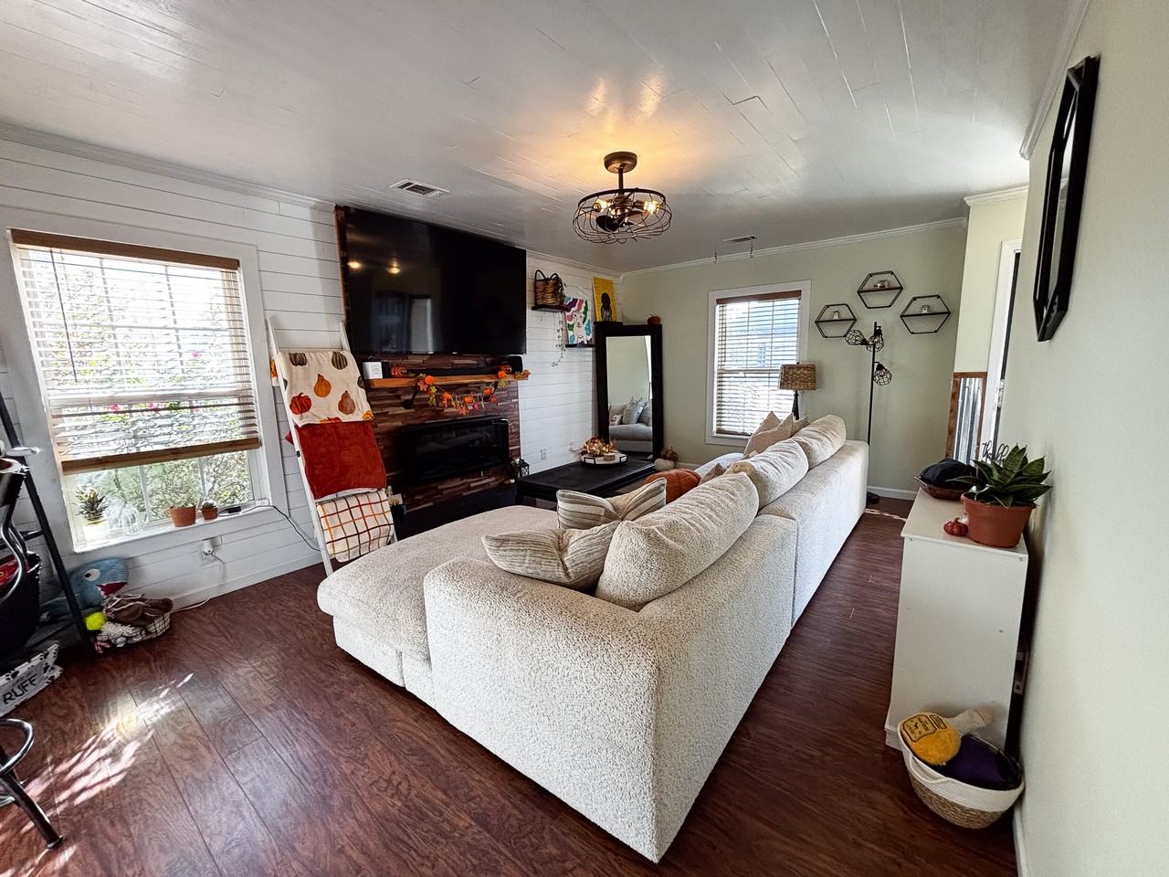 236 Emerald Isle Dr - Photo 4 of 39