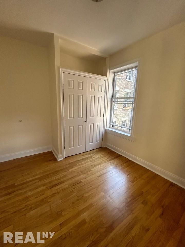 W 11th St #4A - Photo 4 of 5