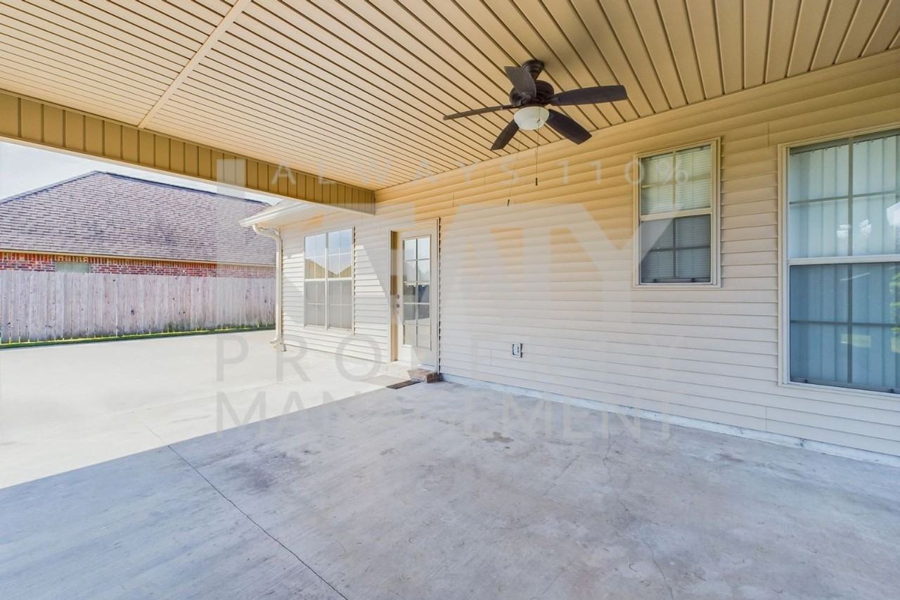139 Bentwater Dr - Photo 3 of 23