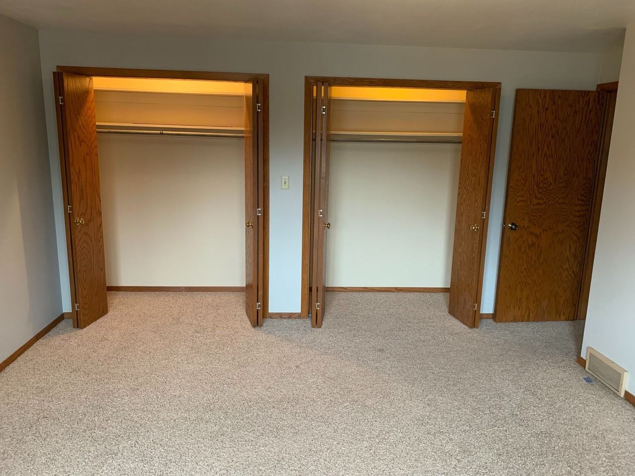 Spacious 2 Bedroom Units Near 18th and Minnesota - Photo 3 of 5