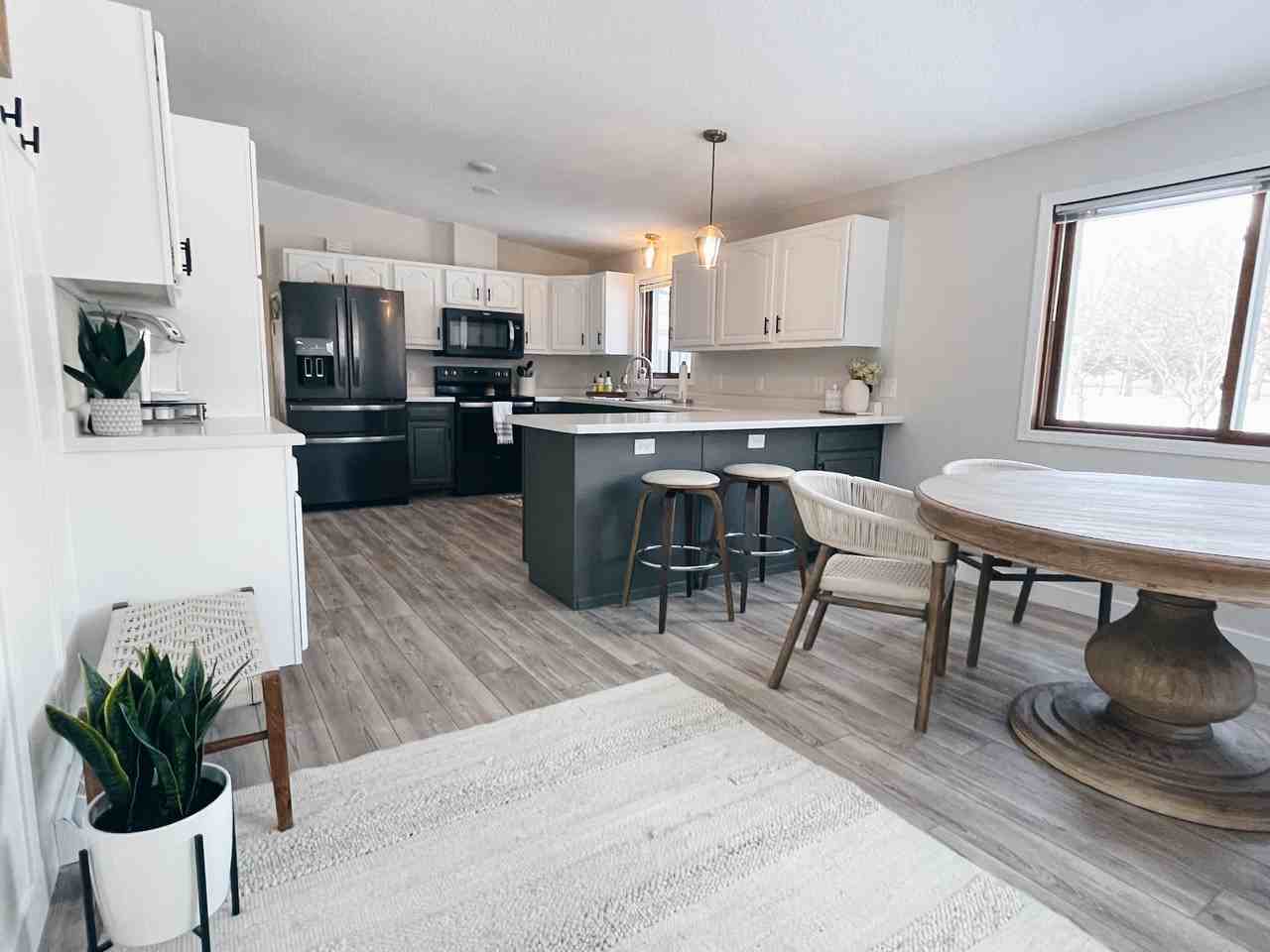 573 N Donnelly Ave #NA - Photo 2 of 18