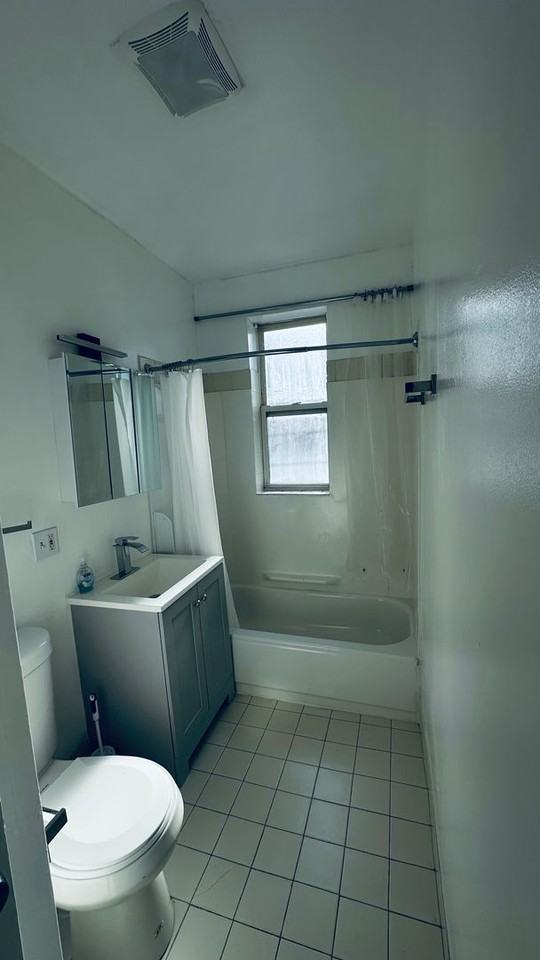 806 N Bishop St #2 - Photo 2 of 9