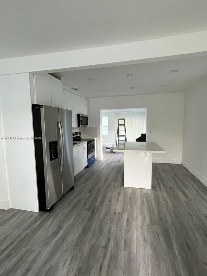 2036 Nw 97th St - Photo 3 of 8